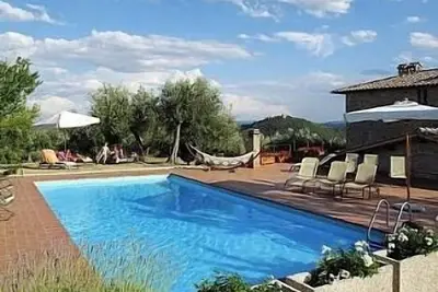 Maison avec piscine et barbecue, surplombant Pérouse et Assise, proche d'un sentier de randonnée