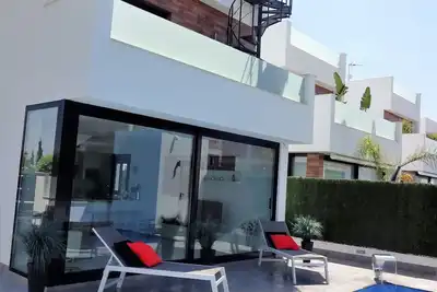 Image de Villa luxueuse de 4 chambres, piscine chauffée privée, bain à remous à 6 places, promenade de la plage.