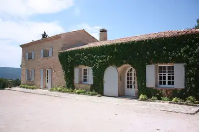 Image de Hill Top Stone House avec des vues spectaculaires, pouvant accueillir jusqu'Ă 10
