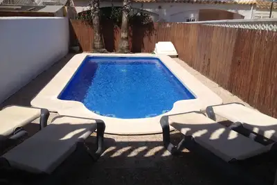 Belle villa avec piscine privée et d'une connexion Wi-Fi, adapté aux enfants, proche de toutes commodités