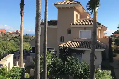 Image de Spacious, beautifully furnished 4 bedroom property near Duquesa Port