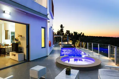 Image de Villa Chara! Piscine chauffée, jacuzzi extérieur, salle de gym, ping-pong, aire de jeux et vélos!