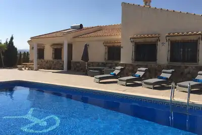 Villa spacieuse de luxe, climatisation, grande piscine, 3 chambres \/ 2 salles de bains, vues, toutes de plain-pied