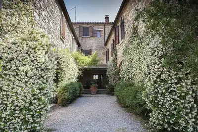 Casa Monia A: Un appartement lumineux et élégant converti à partir d'un ancien moulin.