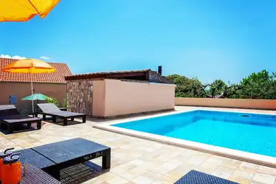 Image de Spacieuse maison avec piscine privée, confort, paix. . . Si proche, mais si loin