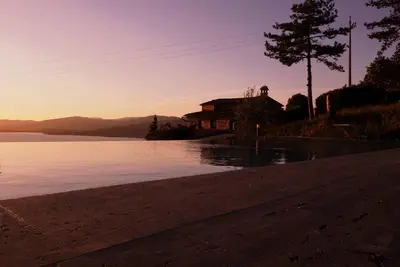 Image de Villa Marghi, villa moderne avec piscine à débordement surplombant le lac Trasimène