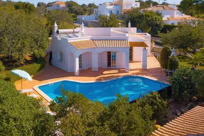 Jusqu'à 20% de réduction Alegre- Villa moderne avec piscine privée, jeux, climatisation, tv satellite, barbecue