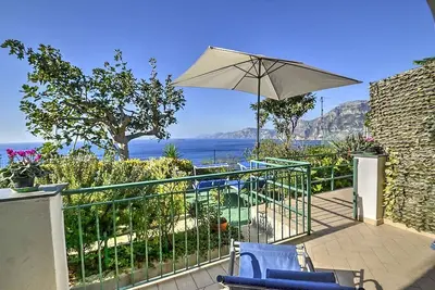 Image de Casa Guglielmina: Un appartement caractéristique qui couvre tout le rez-de-chaussée d'une villa construite sur le sol en pente face à la mer.