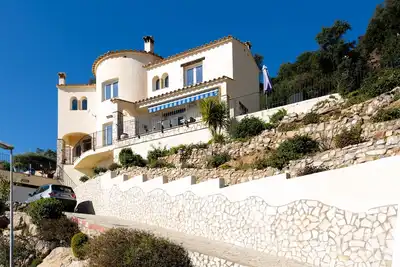 Image de Villa de luxe avec 4 chambres, piscine chauffée et jacuzzi - Vues fantastiques sur la mer
