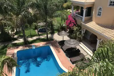 Image de Villa Avec Un TRÉS Grand, Beau Jardin Et TÉNNIS