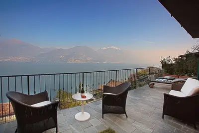 Image de Casa Paradiso à Menaggio, maison de luxe, 180 degrés vue sur le lac, jardin privé