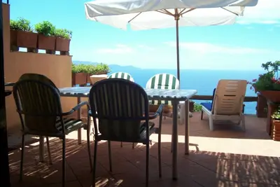 Image de maison avec terrasse donnant sur la mer, piscine et établissement exclusif