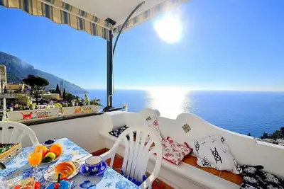 Image de Casa Titina: Une belle maison individuelle face au soleil et à la mer.