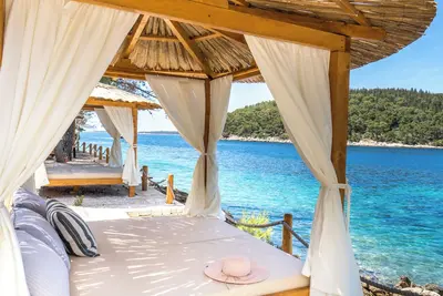 Image de Quatre chambres maison en pierre avec la position front de mer et plage privée
