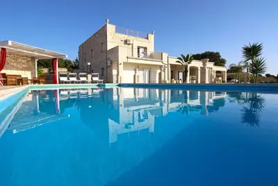 Image de Villa de campagne de luxe près de la mer, piscine chauffée, tennis et parc