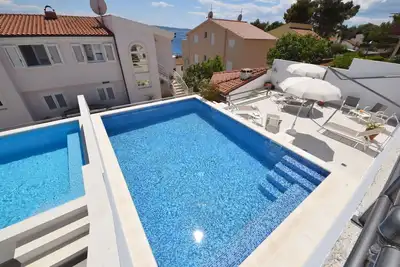 Image de Agréable appartement avec climatisation, piscine, Wifi, Tv, terrasse, animaux admis et parking