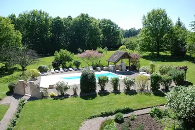 Image de Bâtisse de charme, 5 chambres, avec piscine classée 5 * très proche Beaune