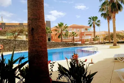 Image de Appartement Spacieux Wifi- grande terrasse et jardin fleuri, vue mer et montagne