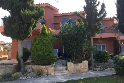 Superbe maison de 2 chambres dans le quartier populaire de la tombe des rois avec piscine partagée.