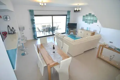 Image de 2 chambres de luxe, élégant appartement terrasse de toit ultra moderne WiFi gratuit. 9477 / Al