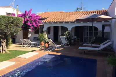 Maison individuelle avec jardin et piscine privés ; climatisation wifi internet