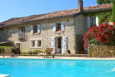 Image de La Bomba est une magnifique ferme dans la campagne glorieuse avec piscine privée.