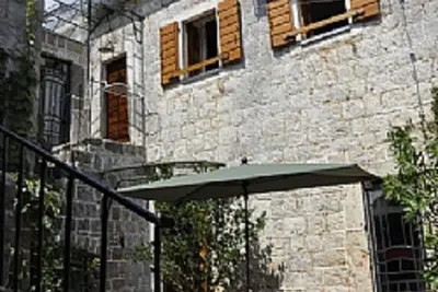 Image de Altes Steinhaus auf offenerSeeseite von Lustica mit Pool und Garten, ruhige Lage