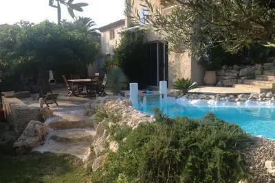 Image de Rdc de Villa avec Jardin et Piscine Naturelle