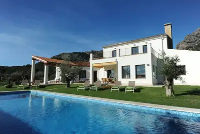 Villa avec piscine et barbecue. Air conditionné. Ping pong. Wi-Fi. 15 minutes