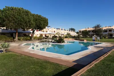 Image de Appartement de luxe de 2 chambres au rez-de-chaussée à Vila Sol à proximité des plages et du golf à Vilamoura