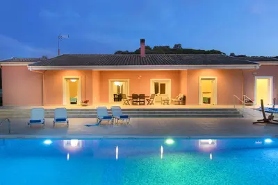 Image de Villa paisible de 9 personnes avec piscine extra-large, à seulement 1 min à pied de la plage