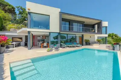 Image de Villa de luxe avec vue imprenable sur la mer et piscine à débordement