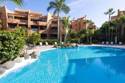 Joli appartement avec piscine, Wifi, bain à remous, Tv, terrasse, vue panoramique et parking