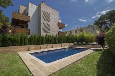 Image de Immaculée rez de chaussée avec jardin privé et piscine commune à Pinaret
