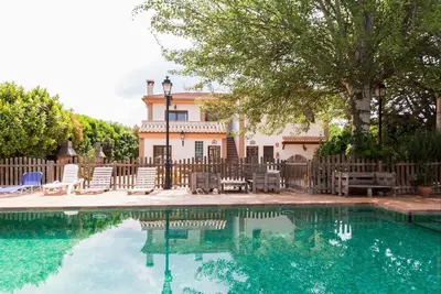 Image de Hébergement avec piscine et court de paddle-tennis
