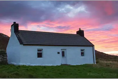 Image de Morrisons Cottage, Kirtomy, au large du Northcoast 500 situé dans une vallée paisible.