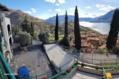 Image de la terrasse sur le lac de Côme - un appartement de 60 mètres carrés.
