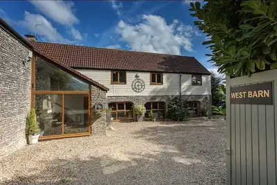 Image de Ferme indépendante de luxe avec cabane en rondins + 2 bains à remous dans un emplacement rural idyllique