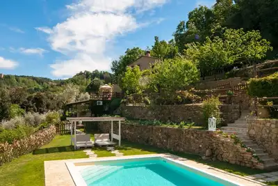 Image de Country Home immergé dans la forêt. Belle vue, piscine et jacuzzi