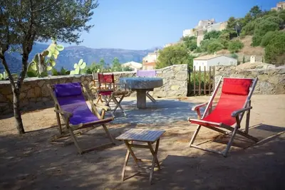 Image de Ancienne maison comtale avec piscine dans village authentique