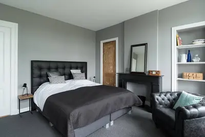 Image de Appartement design chic dans une villa monumentale!