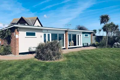 Image de Chalet de vacances contemporain en bord de mer surplombant la plage de sable, vue imprenable sur la mer! !