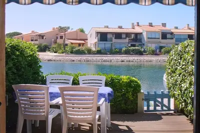 Image de Au bord de l'eau, le charme d'une marina bleue (internet sécurisé).