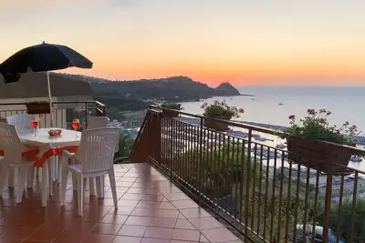 Image de Maison avec terrasse et vue magnifique sur la mer-Baie S. Gregorio et Eoliennes