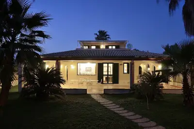 Image de Villa avec accès direct à la plage de sable fin, au jardin et aux terrasses