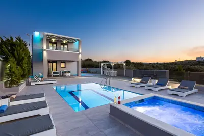 Image de Villa Angelina! Superbes vues sur la mer, à 5 'de la plage de sable et des commerces, jacuzzi!