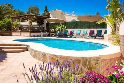 Image de Une villa moderne indépendante de trois chambres avec piscine et jacuzzi - Peut accueillir jusqu'à 8