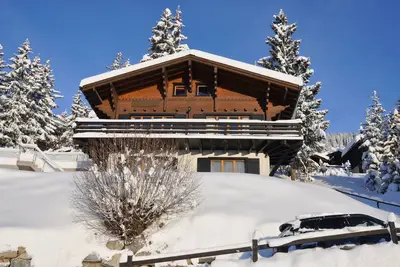 Image de Vue exceptionnelle sur la vallée du Rhône. Centre de Wellness, piscine chauffée, jacuzzi, sauna et soins. Espace bain gratuit jusqu'au 31 octobre.