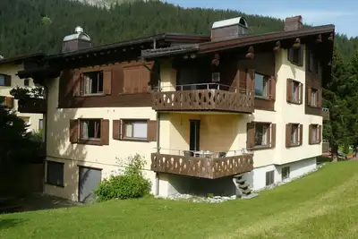 Image de Appartement 2½-pièces dans un chalet avec vue imprenable sur Klosters et les montagnes.