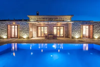 Image de Villa de plain-pied de bon goût avec piscine privée et jacuzzi extérieur, accès direct à la mer!